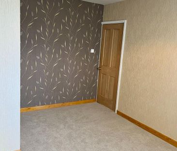 4 bedroom semi-detached house to rent - Photo 5