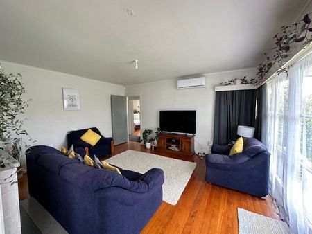 Spacious 3-Bedroom House with Expansive Backyard in Papakura - Photo 5