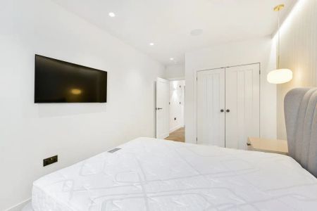 2 bedroom house in London - Photo 3