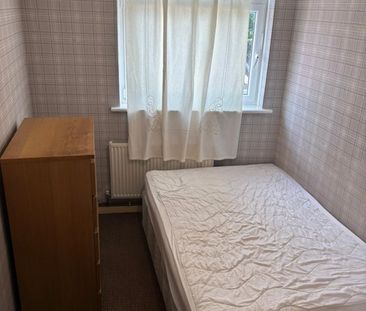 Room in a Shared Flat, York Road, SW11 - Photo 3
