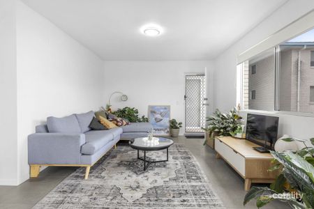 Spacious Two-Level Apartment – Stunning Water Views - Photo 2