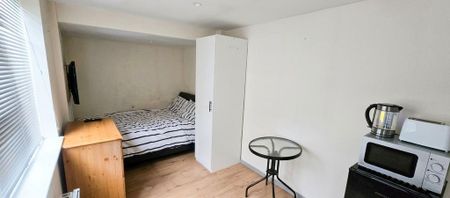 3 bedroom semi-detached bungalow to rent - Photo 3