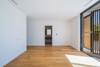 Moradia T6 de arquitetura moderna inserida no Golfe de Oeiras