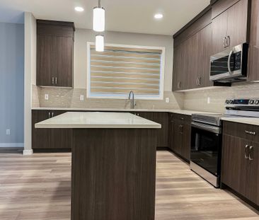 Modern 3 Bedroom Rental With Lake Access & Outdoor Living - Photo 5