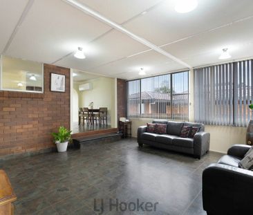 SPACIOUS FAMILY LIVING WITH POOLSIDE ENTERTAINING - Photo 4