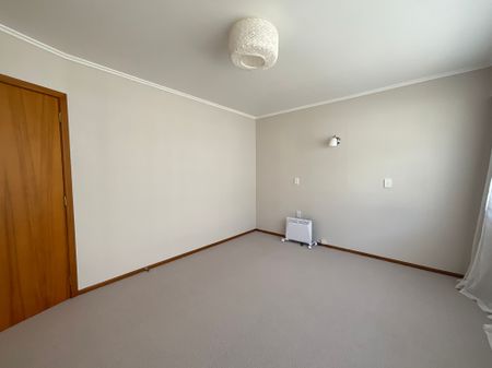 TWO BEDROOM REFRESHED HOME IN THE CITY CENTRE - Photo 2