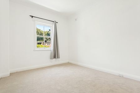 Newly Renovated Terrace, Prime Location - Photo 4