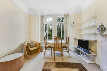 4 bedroom flat in Belsize Park - Photo 2