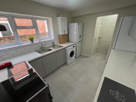1 bedroom in a house share to rent - Photo 2