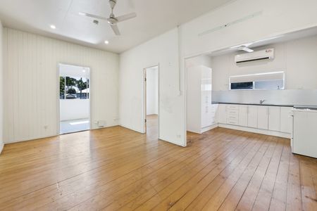 Queenslander on a large block, close to town! - Photo 4