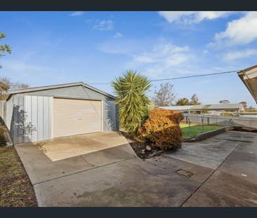 3 BEDROOM HOME WITH A LARGE BACK YARD - Photo 4