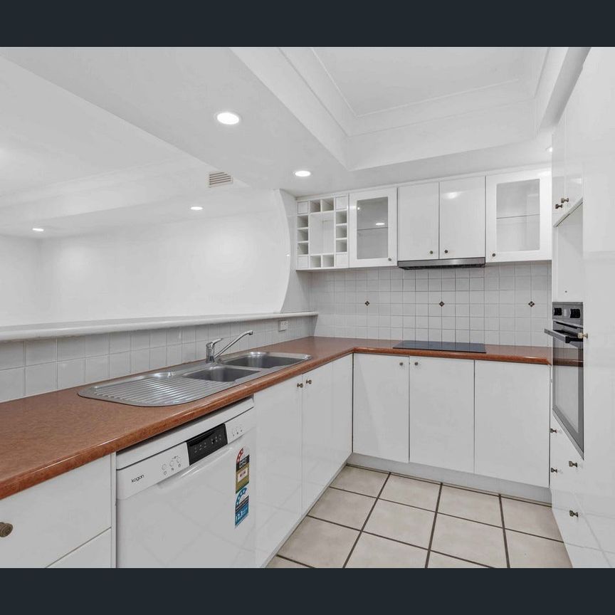 2 Storey Townhouse in the heart of Robina - Photo 1