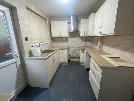 3 bedroom semi-detached house to rent - Photo 5