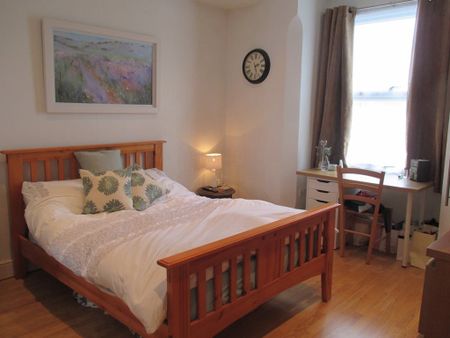 2 Bed Flat, Southfields, SW18 - Photo 5