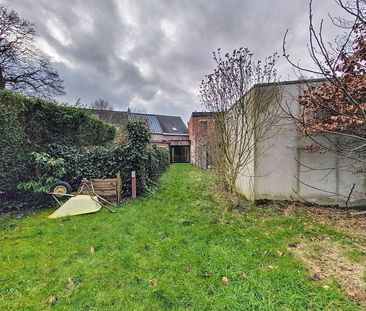 VOLLEDIG GERENOVEERDE WONING MET KELDER EN TUIN IN HOVE - Photo 3