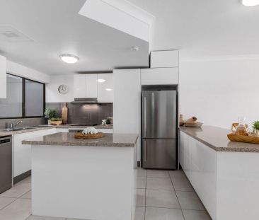 A Stunningly Beautiful Waterfront Townhouse Located in Hope Island ... - Photo 2