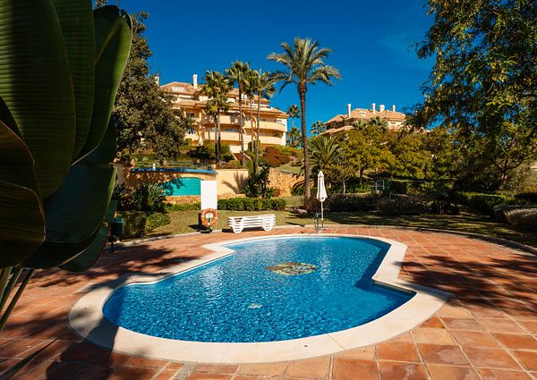 Fantastic apartment in Elviria Hills with views of the sea and the mountains