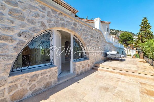 une villa de Villa fraîchement rénovée située dans la superbe ville de Villfranche sur mer - Photo 1