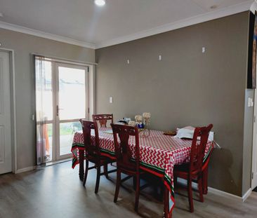 Spacious 3-Bedroom Home with Double Garage – Shirley Road - Photo 1