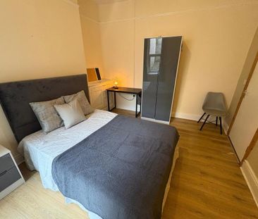 4 bedroom flat to rent - Photo 4