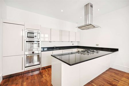 A beautifully presented three bedroom mews house located in the heart of South Kensington also benefiting from a private garage. - Photo 2