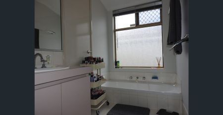 Spacious 3 x 1 house easy care and secure - Photo 4