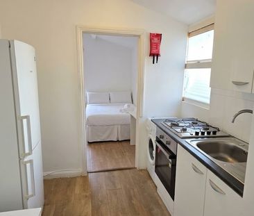Studio Flat, Beacon Road, SE13 - Photo 3