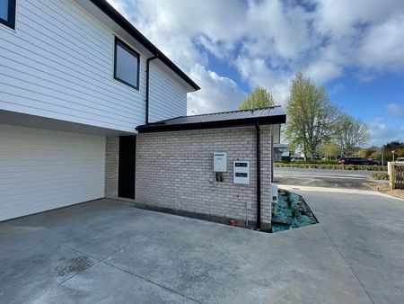 Modern brand new 4 BR Townhouse in Fairfield! - Photo 2