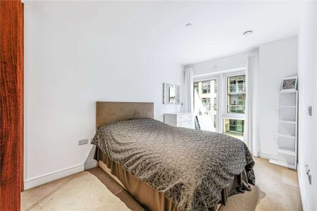 A one bedroom luxury apartment with balcony located in the prestigious Dickens Yard development by St George. - Photo 4