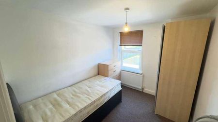High Wycombe, HP13 - Photo 2