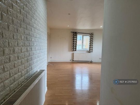 3 bedroom flat to rent - Photo 1