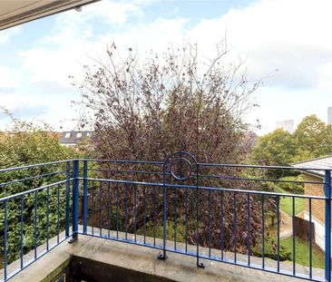 A bright and spacious, two bedroom flat in an ideal gated mews clos... - Photo 1