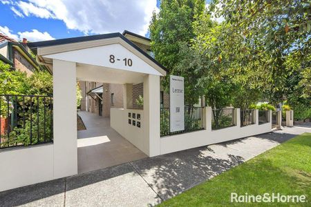 Spacious and contemporary two bedroom apartment - Photo 2