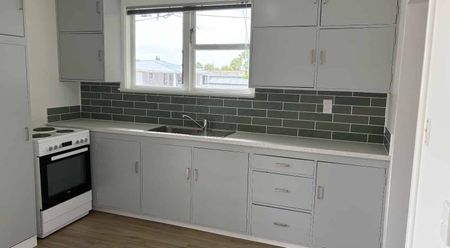 2 bedroom recently renovated home - Photo 3