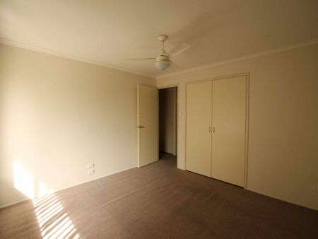 End Townhouse with Dual Courtyards Walk to Hyperdome & Easy M1 Access - Photo 4