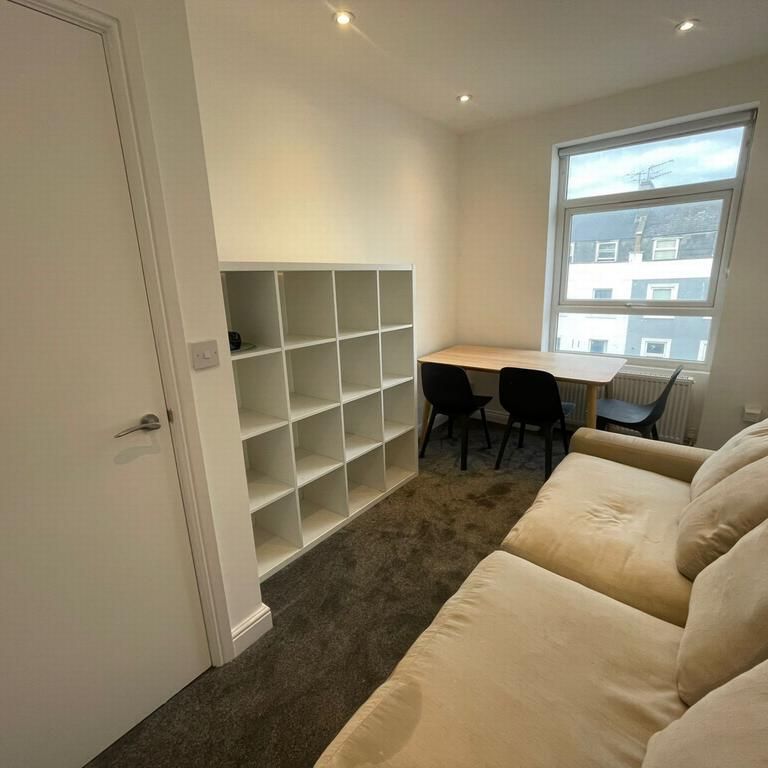 4 bedroom flat to rent - Photo 1