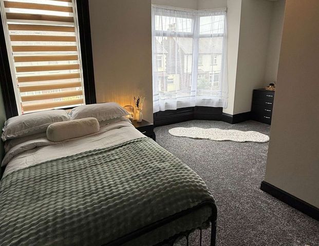 New Burlington Road Room 6 - Photo 1