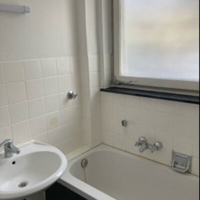 Großzügige Vierzimmer Wohnung im Hochparterre mit Balkon – Zeitmietvertrag bis 31.08.2028! - Photo 1