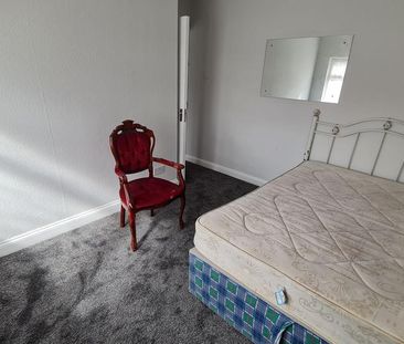 4 bedroom semi-detached house to rent - Photo 1