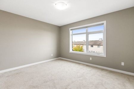 Edmonton Unfurnished rowhome Rental in Edgemont - Spacious UNFURNISHED Townhome With Double Garage In West End Community - Photo 4