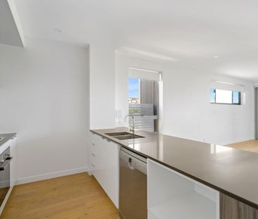 SPACIOUS OPEN PLAN LIVING IN THE HEART OF ASCOT - Photo 5