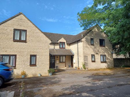 A spacious one bedroom flat situated close to town centre. Short term tenancy only (six months). Do not apply if you are looking for a long term contract - Photo 4