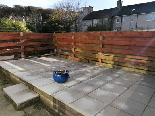 4 bedroom end of terrace house to rent - Photo 1