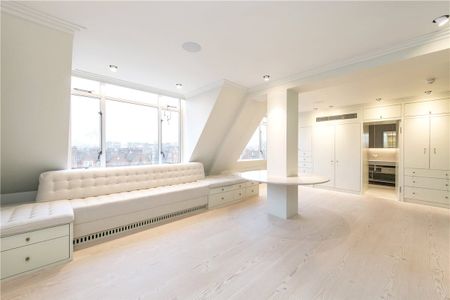 Vast lateral 6 Bedroom apartment with 24hr concierge measuring 4800sqft. - Photo 2