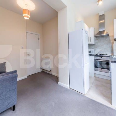 Well presented two double bedroom property set within a period conversion - Photo 1