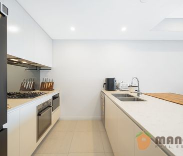 Breathtaking Water Views in a Luxurious Waterfront Apartment Fully ... - Photo 6