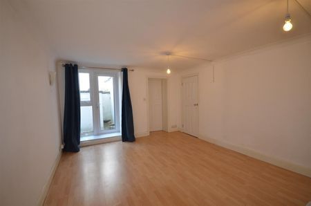 2 bedroom Flat To Let - Photo 3