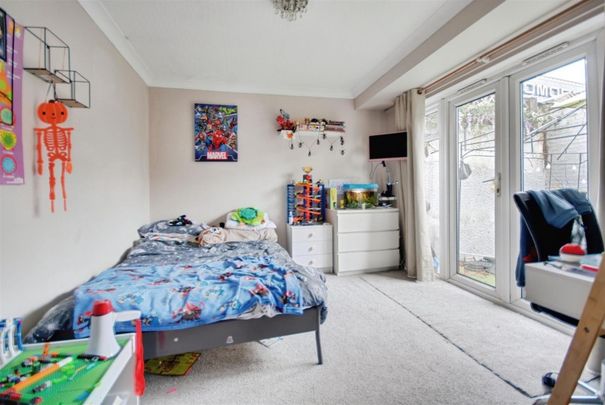 Watford Field Road, Watford - Photo 1