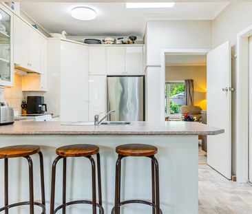 5 Bedroom Home Offering Space, Storage & Convenience - Photo 4