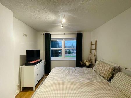 Elm Road, Redhill, RH1 - Photo 2